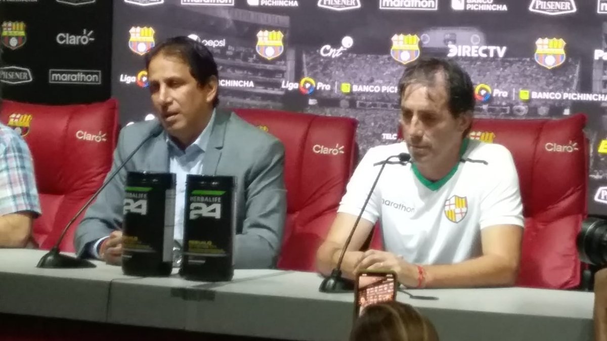 El presidente del club, José Francisco Cevallos, junto con Almada, en la rueda de prensa donde se confirmó la salida del DT.
