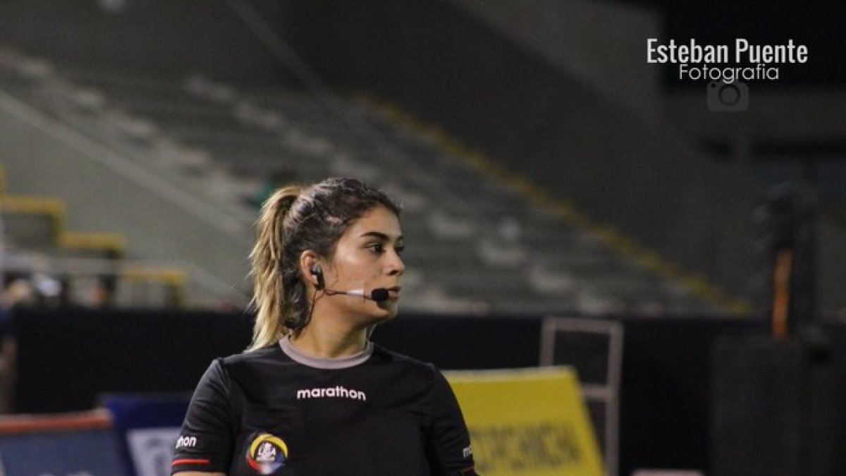 Según el documento emitido por el directorio, la árbitra actuó sin el permiso previo.