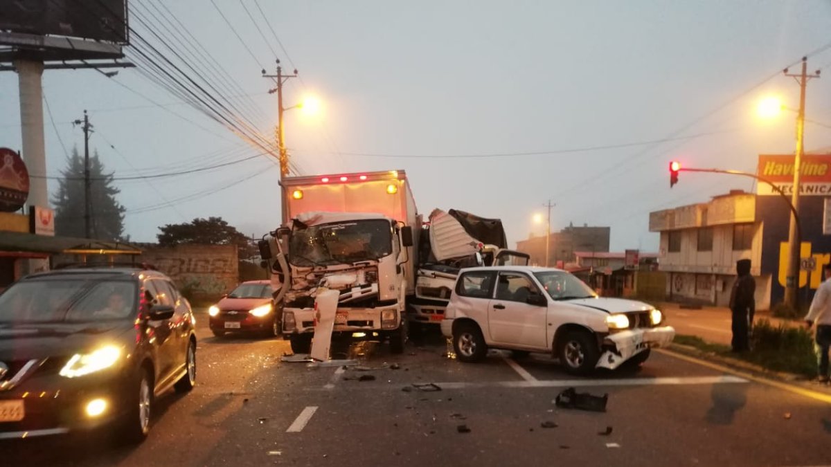 Según la Agencia Metropolitana de Tránsito (AMT), no se registraron fallecidos ni personas heridas, a pesar de la fuerte colisión.