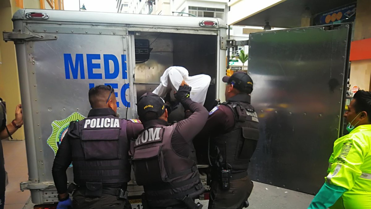 Según un colega del fallecido, quien evitó identificarse, Juan estaba sobre un tramo del techo de la terraza realizando su labor. Fue advertido del peligro de la maniobra pero no habría tomado las precauciones.