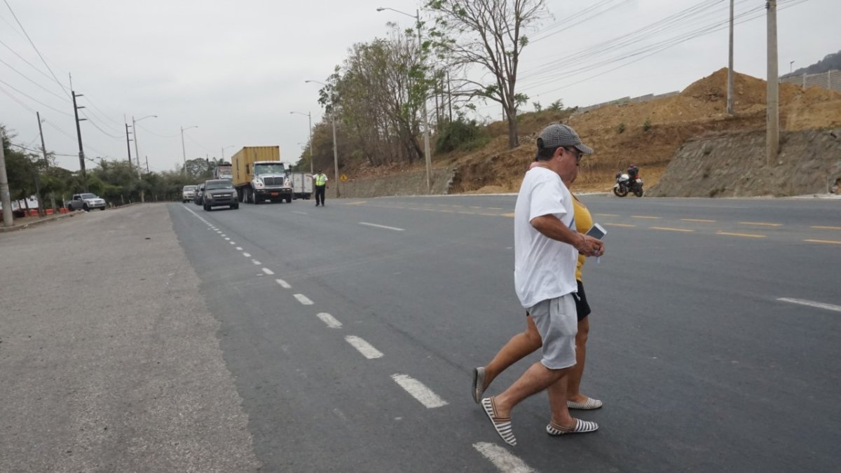 Los moradores de Ciudad Santiago, kilómetro 19 vía a Daule, viven en zozobra.