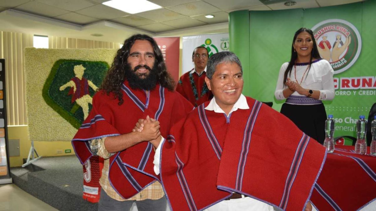 El futbolista dialogó con la prensa, recorrió las calles de la ciudad y a las 18:00 dará una charla sobre las vivencias del fútbol mundial.