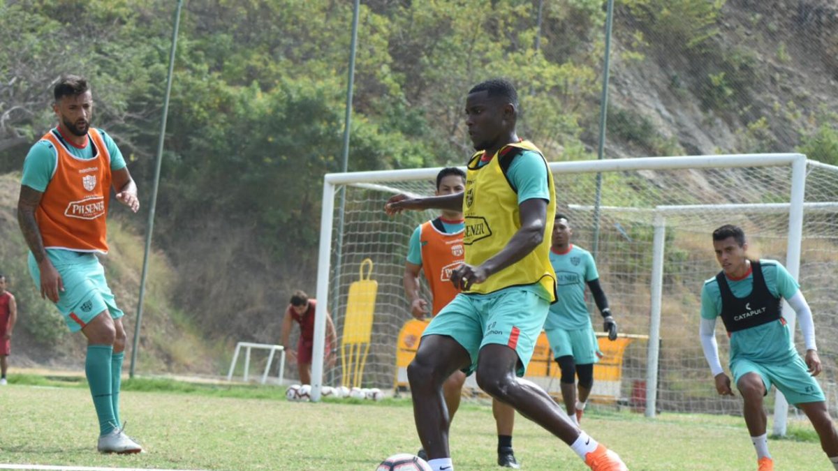 Marcos Caicedo aspira anotar goles en el partido contra Liga de Quito.