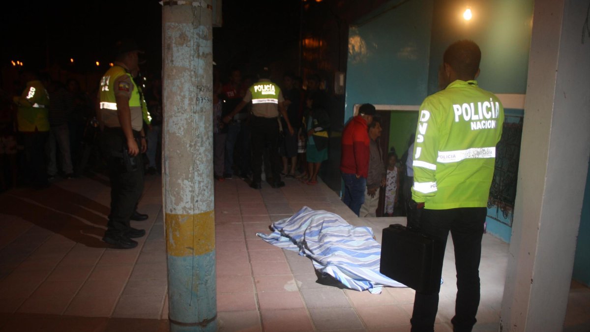 El cuerpo de Pascual Tomalá, al pie de su casa.