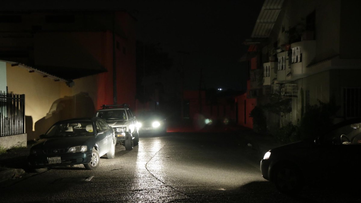 La suspensión del suministro eléctrico duró más de 30 minutos y causó malestar a los moradores de las ciudadelas afectas, entre ellas: Samanes, Alborada, Sauces y la Garzota.