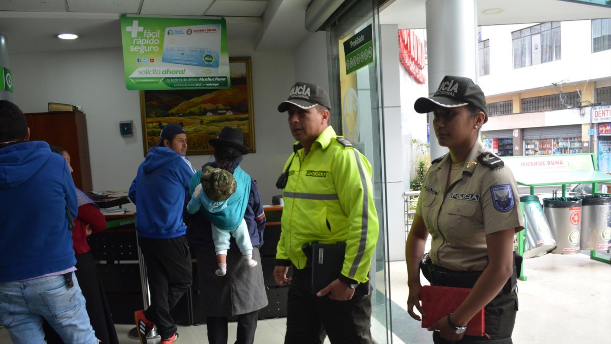 El capitán Roberto Paredes, encargado del Circuito La Matriz junto a la subteniente Diana Caiza visitaron desde la mañana las entidades financieras.