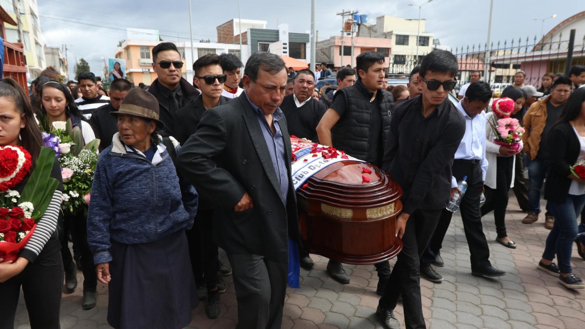 La procesión fúnebre se hizo desde la casa de la chica, de 21 años, en la barriada donde residía junto a sus padres Jorge Reinoso y Patricia Chimbolema.