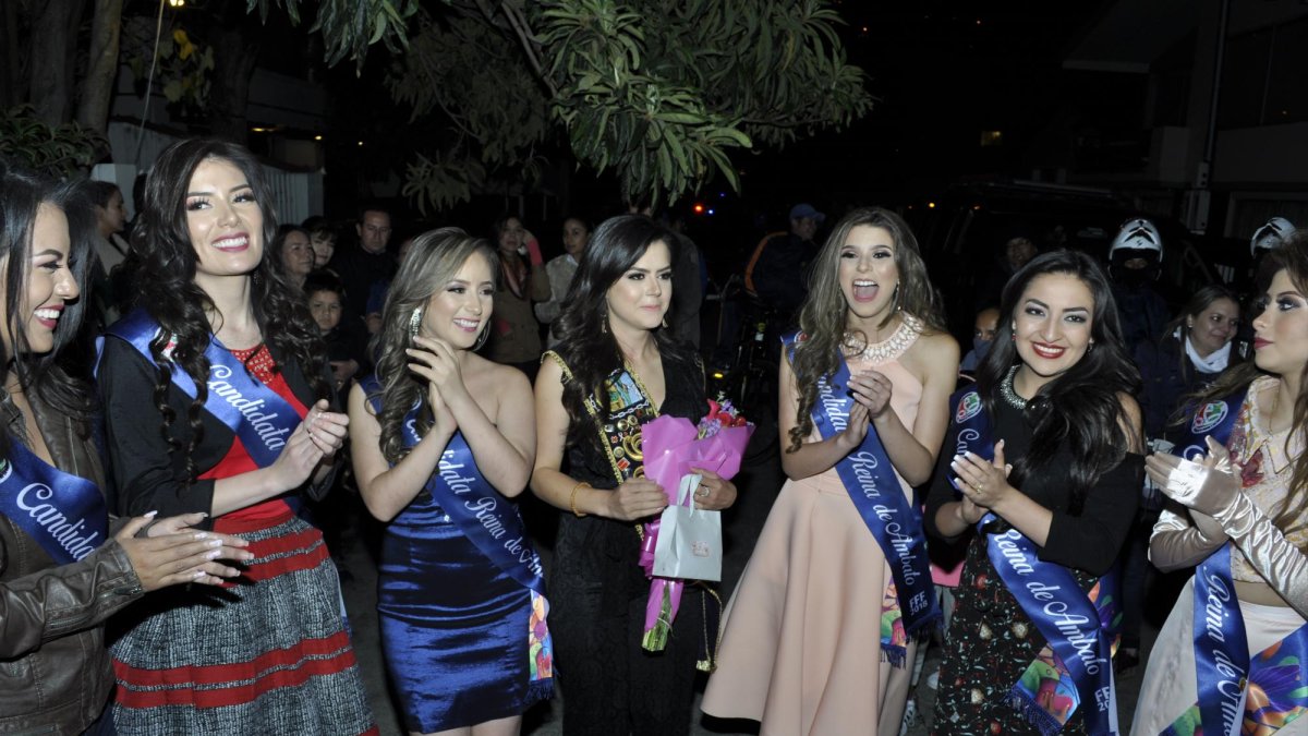 Las candidatas disfrutaron de la música y el baile al pie de sus casas.