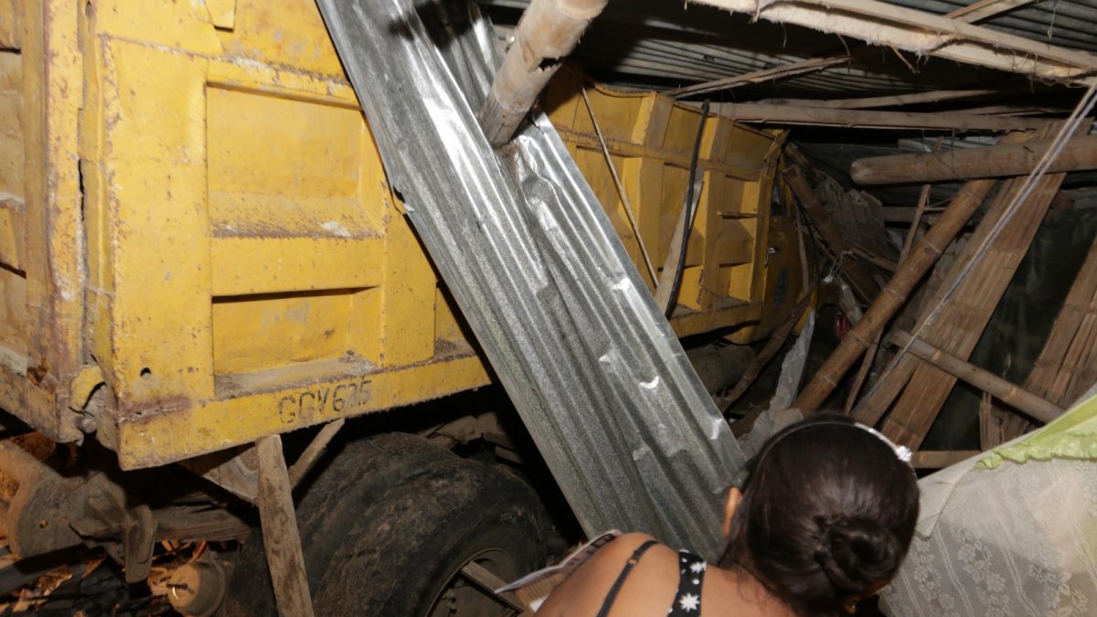 El pesado vehículo quedó incrustado en una de las viviendas.