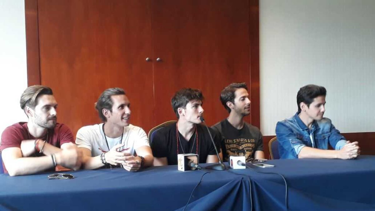 Agrupación española Dvicio realizó una rueda de prensa antes de su concierto.