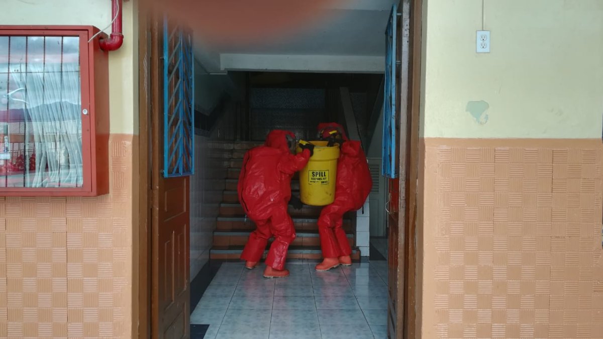 Los expertos tuvieron que tener cuidado con el contacto de los materiales peligrosos.