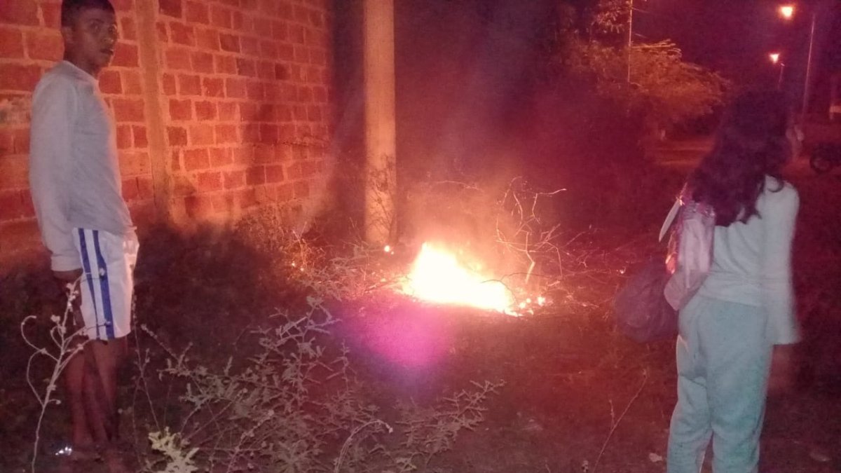 Los comuneros prendieron fuego en los arbustos donde supuestamente se encontraba el diabólico ser.