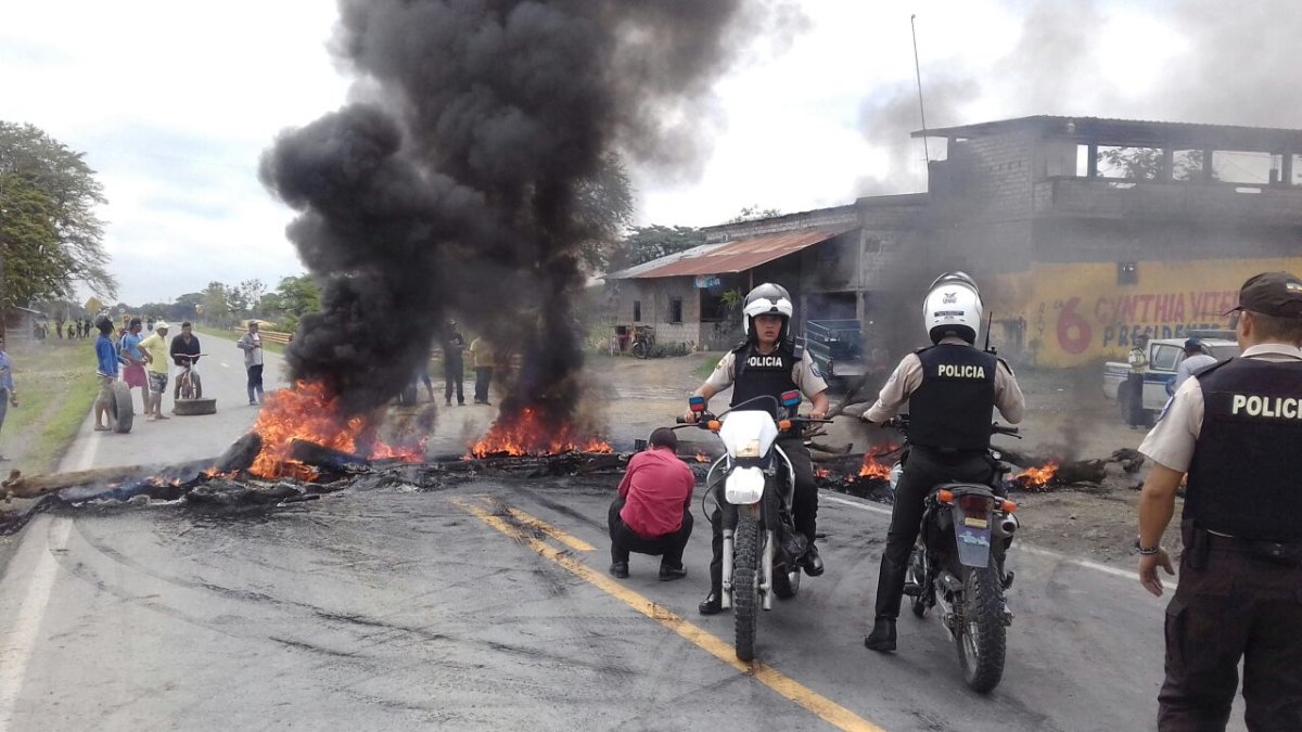 La quema de llantas fue una de las estrategias para bloquear la vía.
