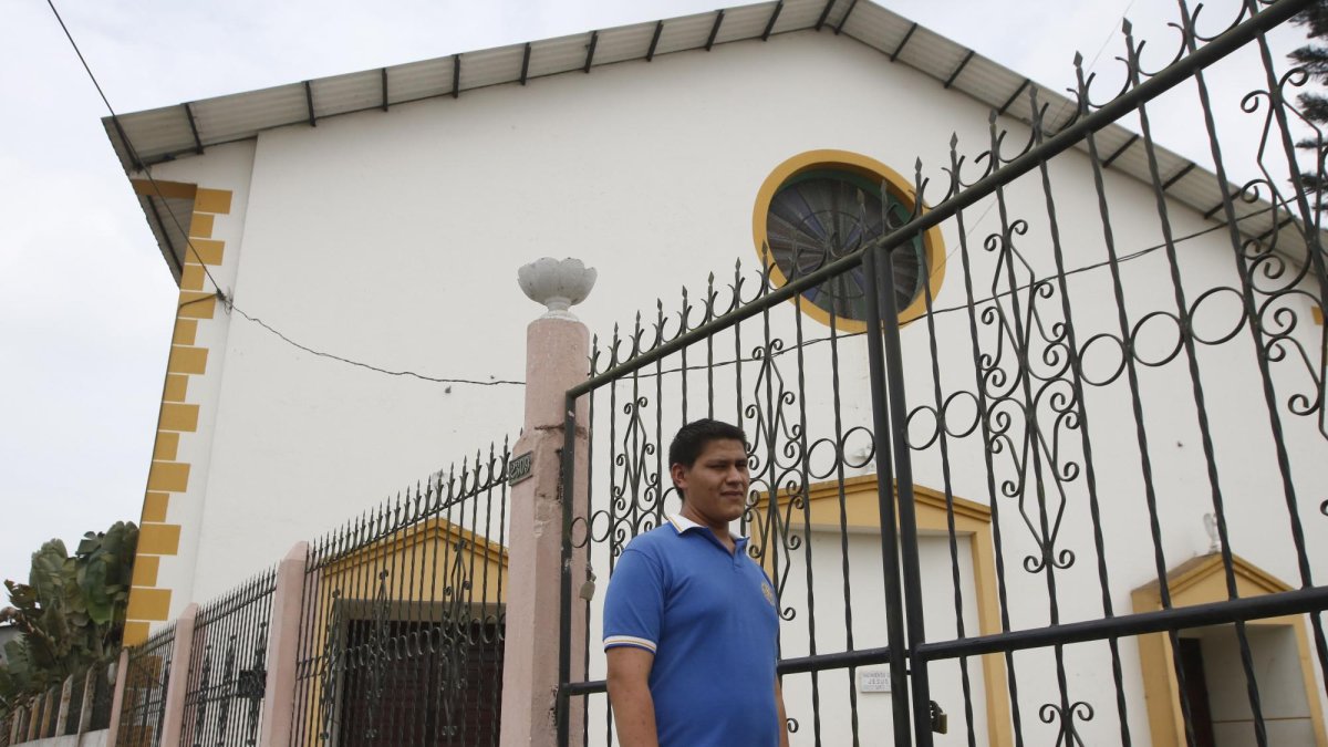 Kevin Andrés Fuentes asegura que él se crio con el cura. Fue su monaguillo.