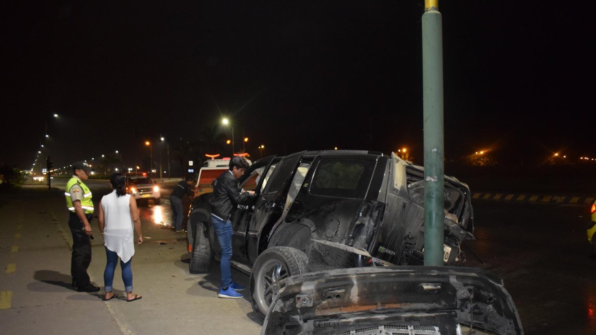 Por la fuerza del impacto uno de los vehículos terminó con la carrocería destruida.