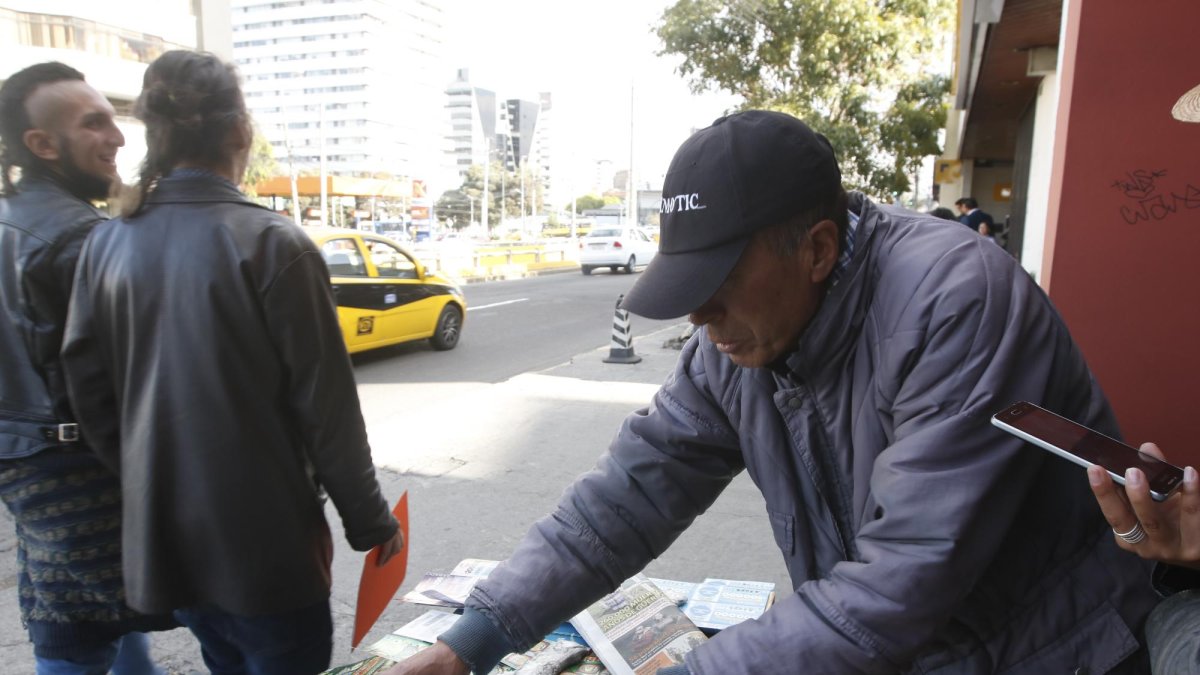 Ángel Ocampo debe amarrar sus productos porque ya le han robado varias veces en su lugar de trabajo en la avenida 10 de Agosto.