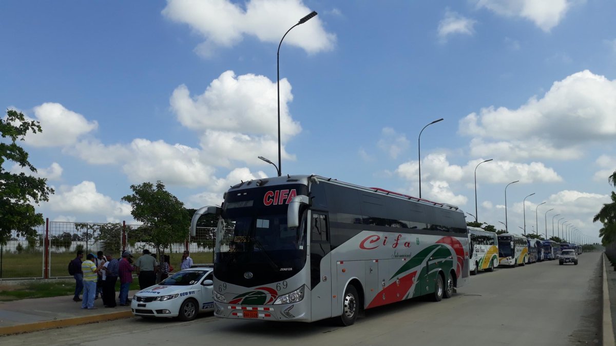 Las unidades se apostaron al costado de algunas vías.