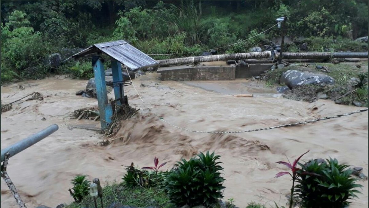 La corriente creció debido a la lluvia.