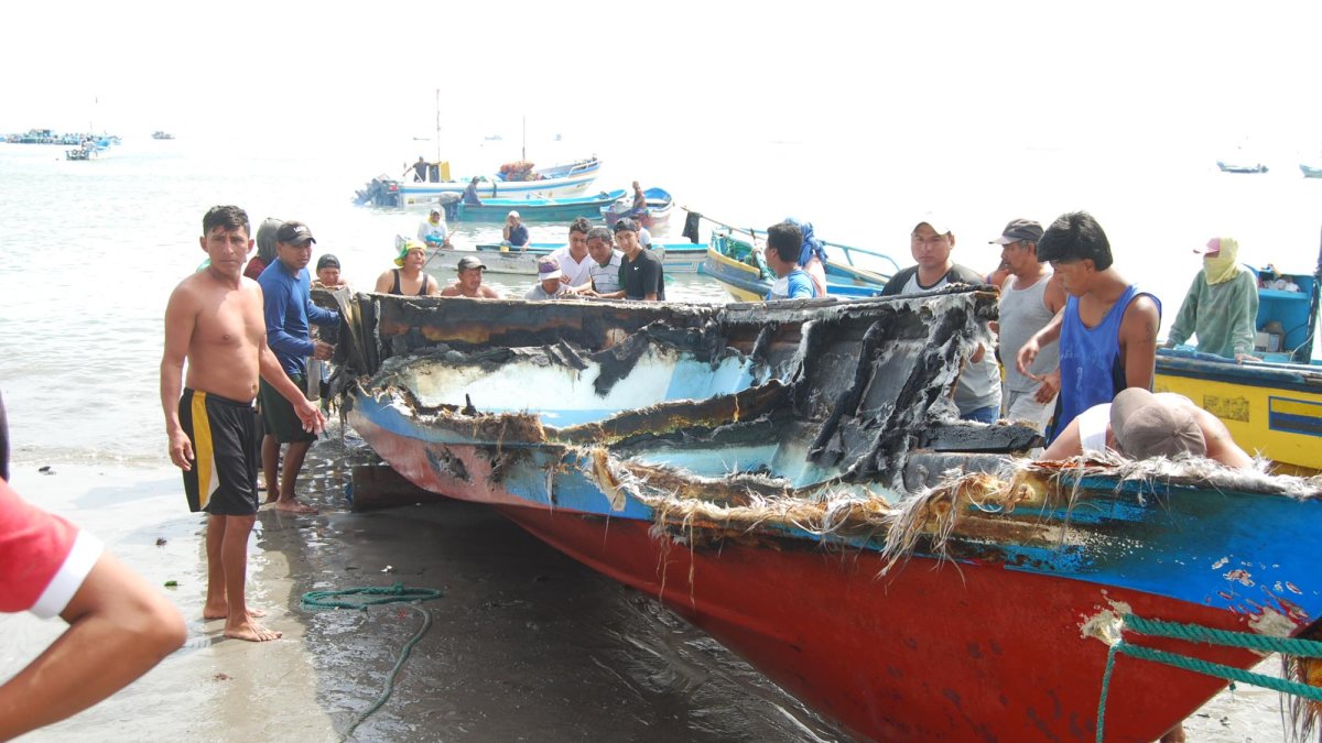 Pobladores de la comuna ayudaron a poner en tierra la embarcación reducida a escombros.