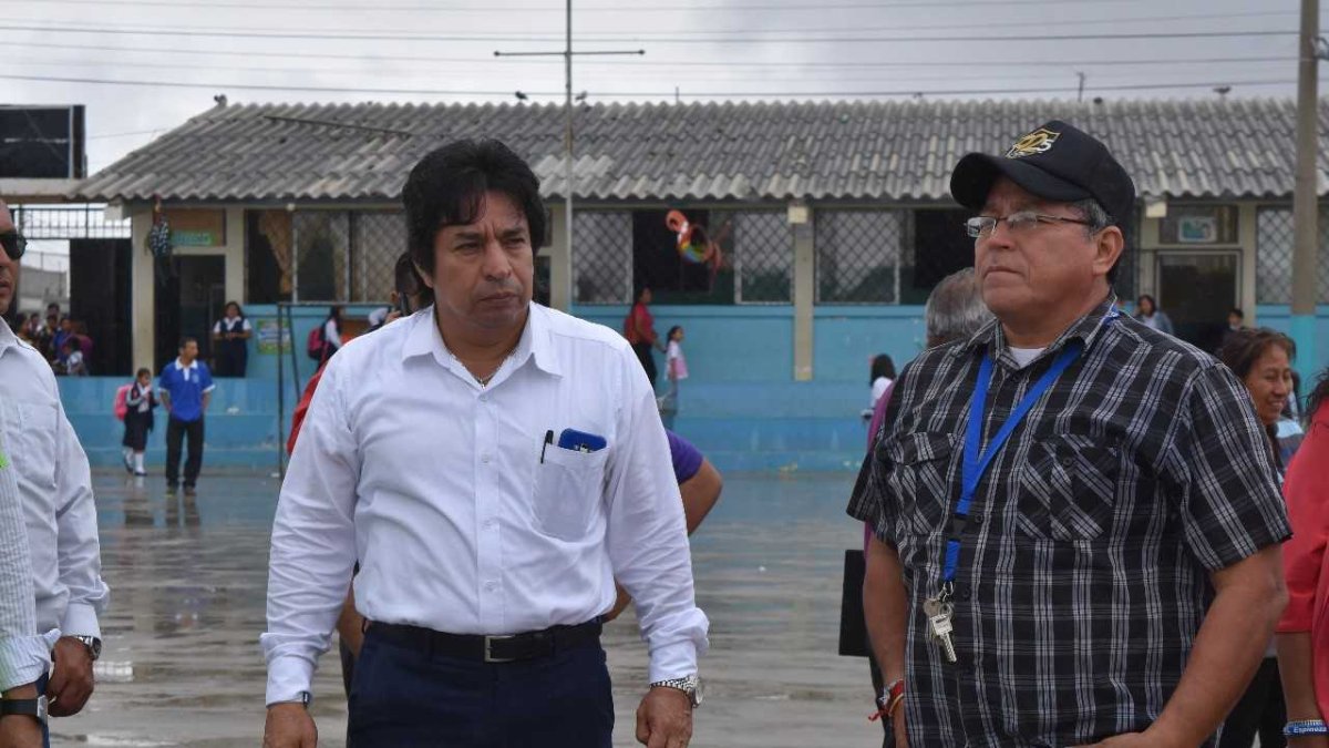 Alcalde de La Libertad, Antonio Ezpinoza (Iz).