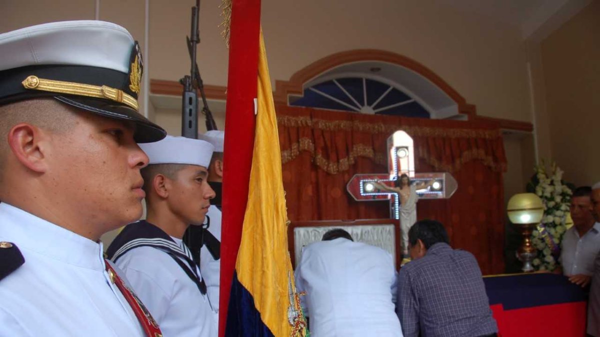 Infantes de marina acuden al sepelio.