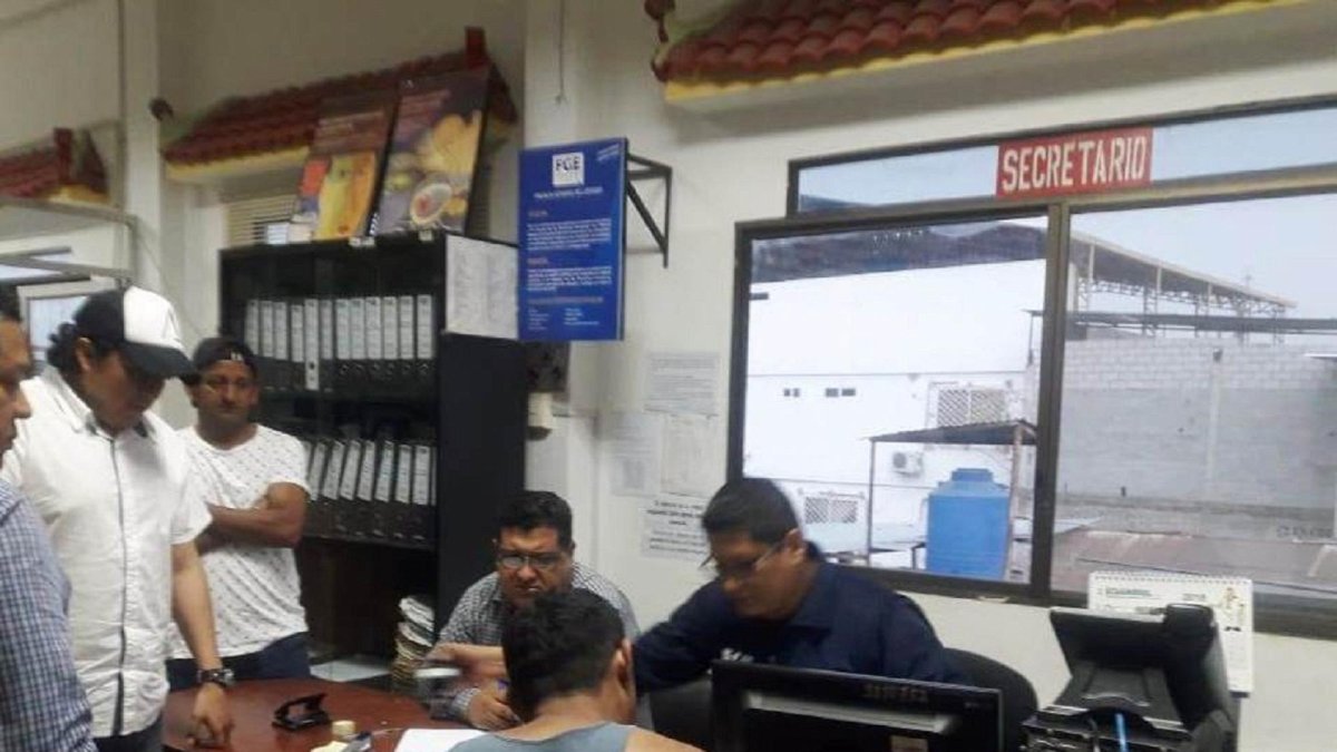 El sospechoso, fuertemente resguardado, por los agentes de la Dinased de Guayaquil y Salitre, arribó a las 18:00 a la sala de espera del juzgado para la audiencia de formulación de cargos.