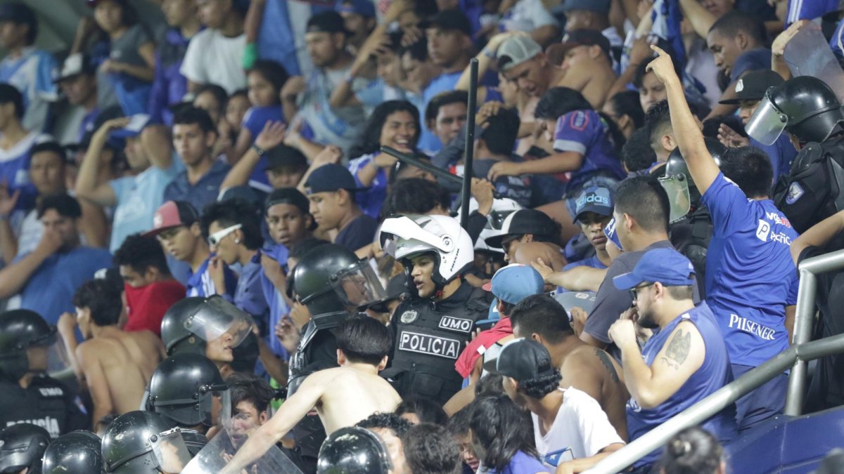 La Policía intervino entre los barristas durante los desmanes causados el pasado lunes.