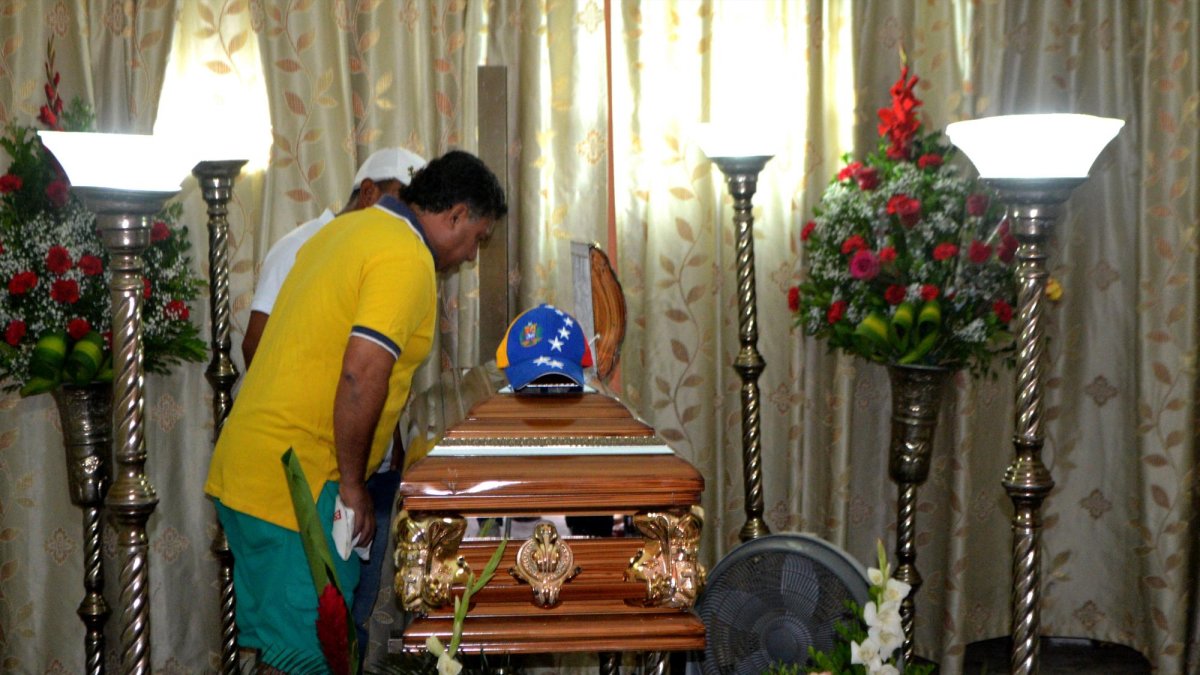 El cuerpo de Lorena Cardozo, de 21 años, fue velado con una gorra de su país.