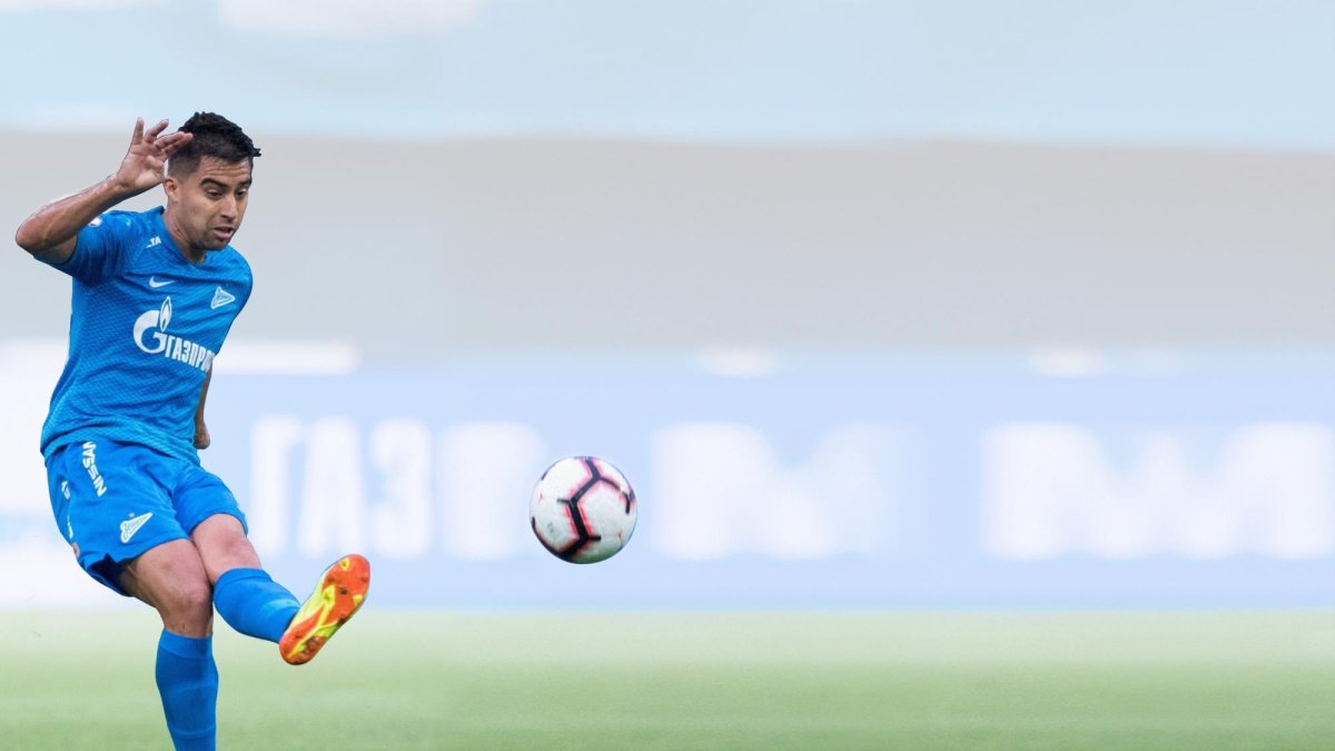 Volante ecuatoriano. Salió hace 11 años a Europa y ahora sufre la peor lesión de su vida deportiva. Ha jugado en Emelec, Rubín Kazan, Rostov, Dinamo y Zenit de Rusia y el Poak de Grecia.