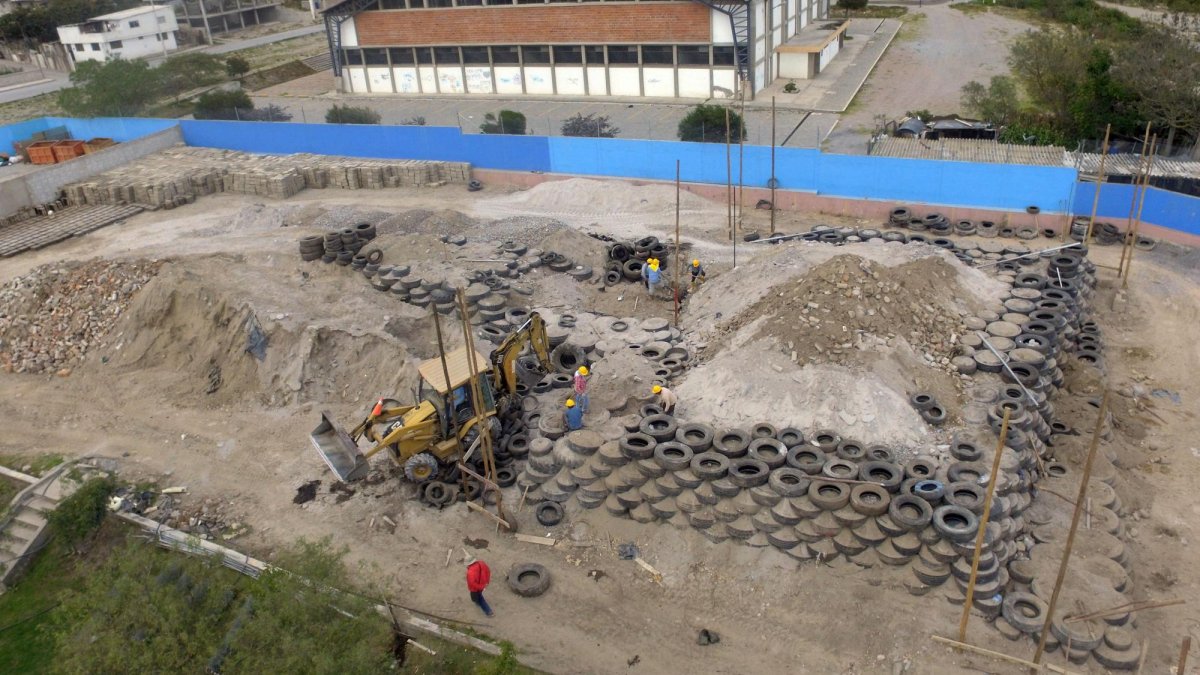 El “alma” de la pirámide está hecha de llantas y escombros. Será revestida con bloques de cemento y adobe.