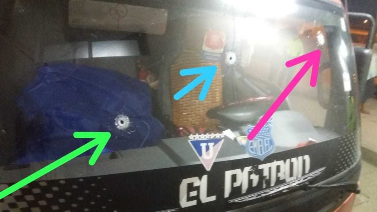 Orificios de bala en el parabrisas de vehículo en que se movilizaban las víctimas.