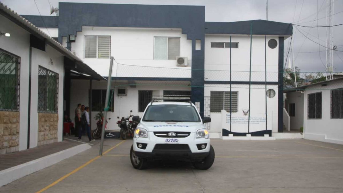 Comuneros del lugar aseguraron que en el hotel la adolescente intentó escaparse de los uniformados y trató de saltar de lo alto de una escalera.