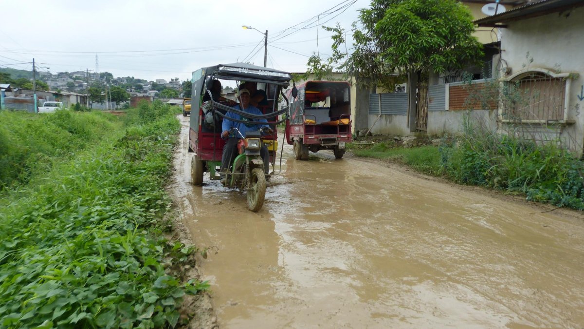 Las tricimotos se destruyen al transitar por la única vía que existe y está llena de huecos y lodo.
