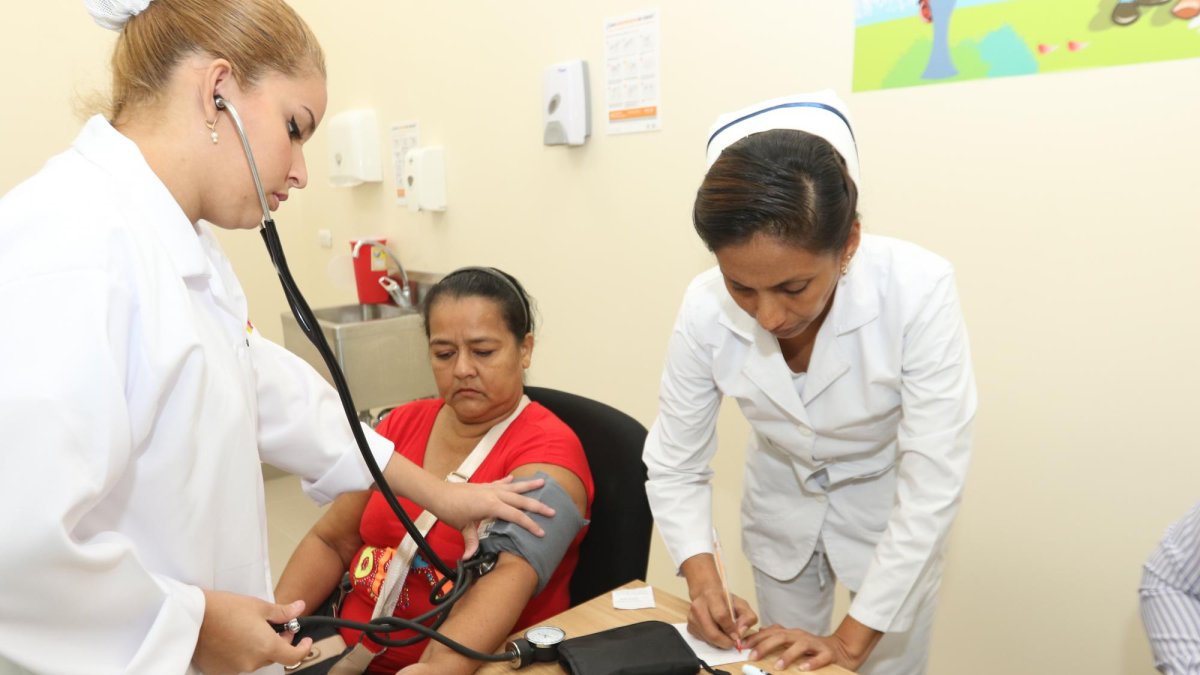 Son 22 cargos entre profesionales de la salud, especialistas en pediatría, neumología, neurología, cardiología, endocrinología, geriatría, y psiquiatría; además de personal de gestión de salud.