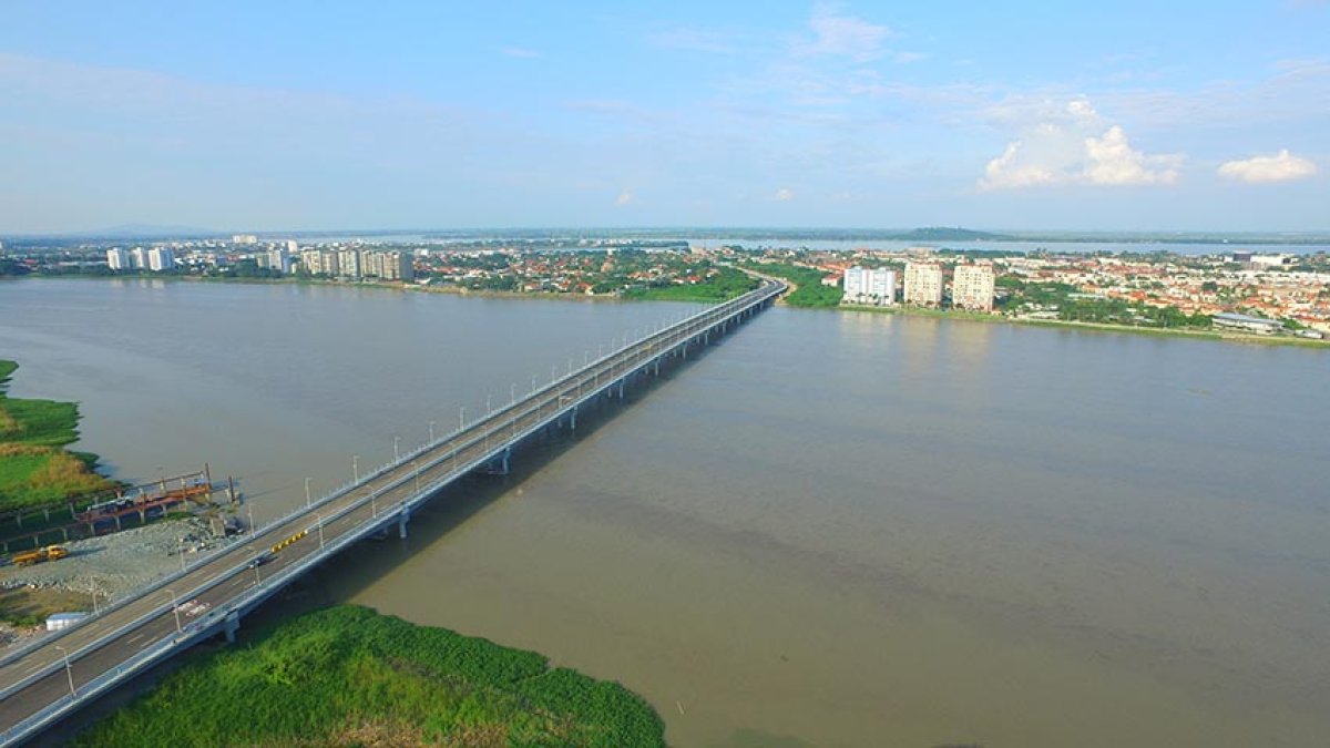 Se trata del puente Guayaquil-Samborondón y viceversa que cruza el río Daule y une a estas dos ciudades por vía terrestre.