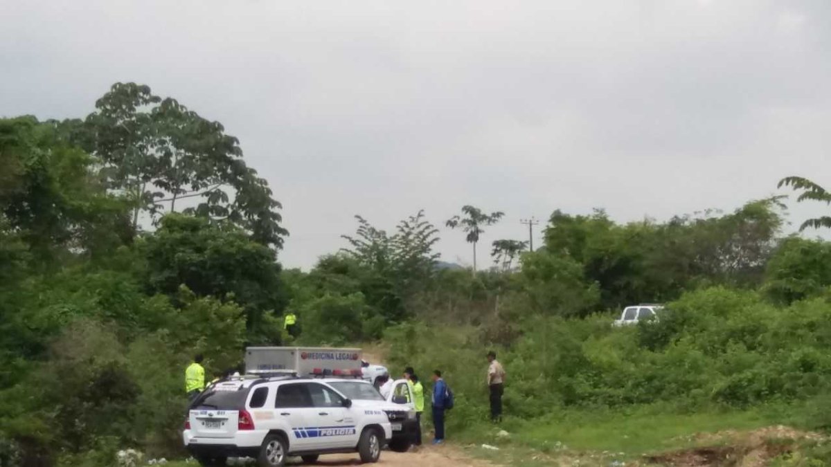 Policías realizan el levantamiento de los cuerpos.