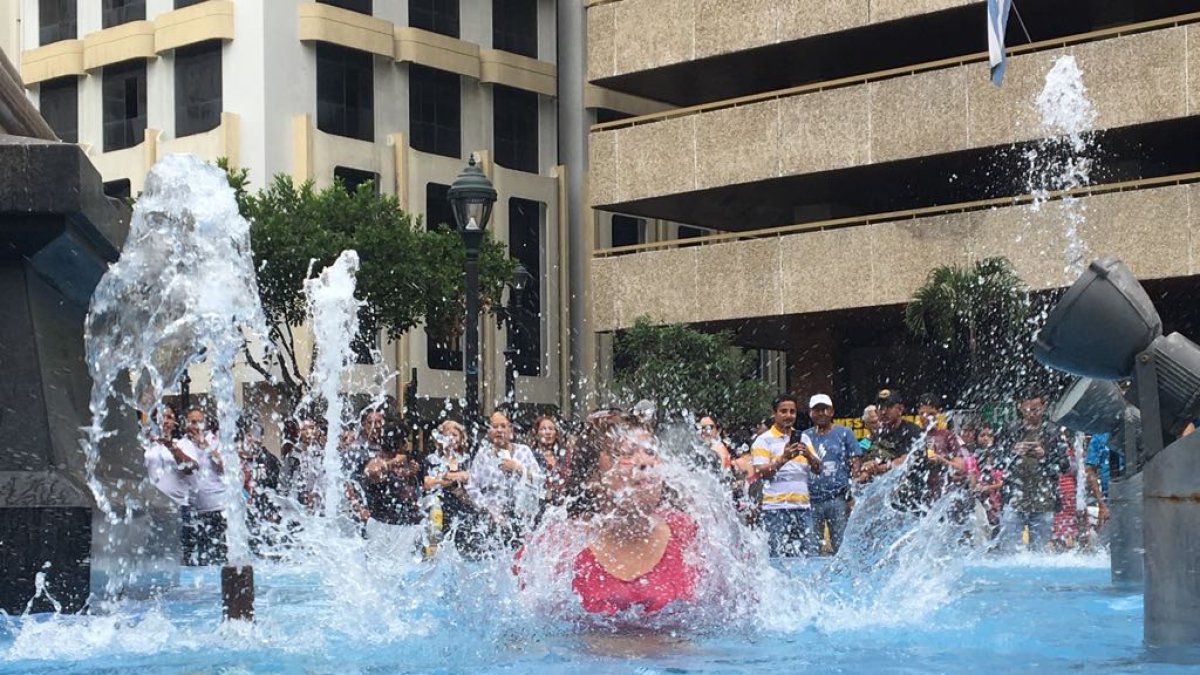 La pileta donde la mujer se sumergió se encuentra en el centro histórico de Guayaquil.