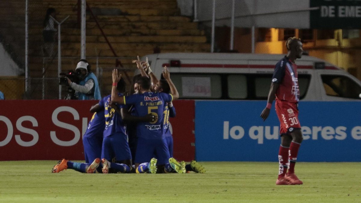 Aunque el equipo dirigido por Eduardo Favaro pareció tener el control de la pelota en la primera parte, siempre fue Delfín el más peligroso, en parte por el pésimo trabajo de la zaga criolla.