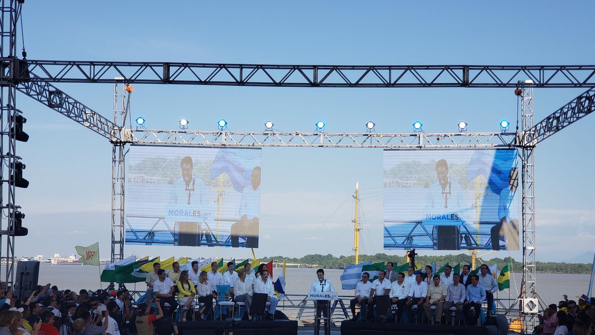 La presentación de Morales se realizó al pie del río Guayas en la explanada del MAAC (centro de Guayaquil) y reunió a simpatizantes de varios cantones del Guayas.