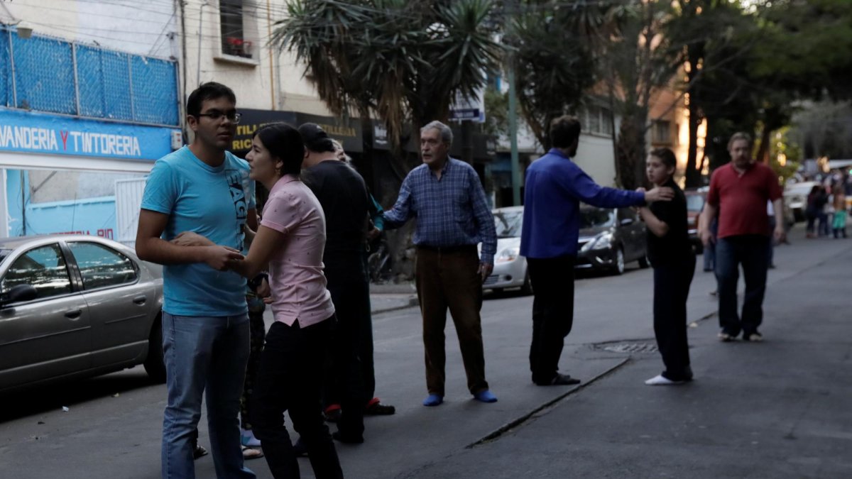 Protección Civil de Ciudad de México y Oaxaca dijeron que hasta el momento no se habían reportado daños, aunque mantenían el monitoreo en las ciudades y costas.
