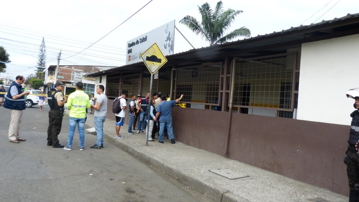 El tipo que aparentaba esperar por atención médica, sacó un arma de fuego y le pegó un disparo en la cara al celador que recién había ingresado a cumplir con sus labores en el sitio.