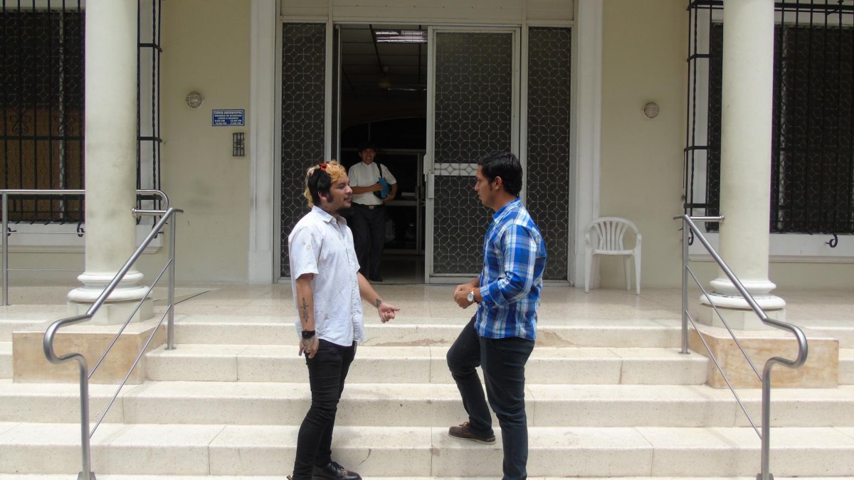 El denunciante, junto a Michael Manzur (otro de los afectados), en la Arquidiócesis.