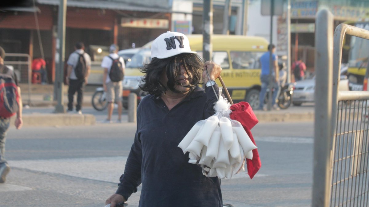 En la entrada de la 8 hay decenas de vendedores informales que ‘pelean’ por un lugar.