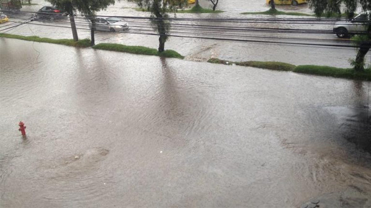Las fuertes lluvias causan estragos en Quito.