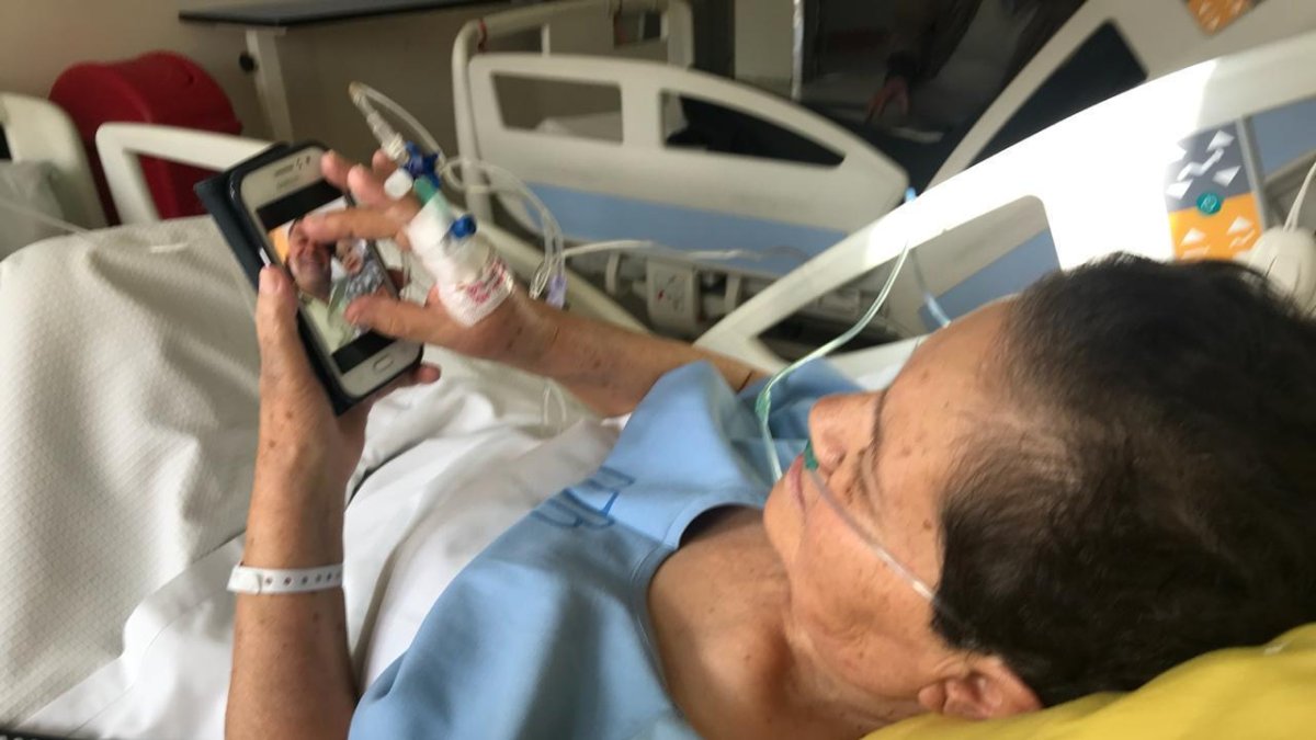 Norma Muñoz permanece en una cama de hospital. Añora estar con su esposo, hijos y nietos.