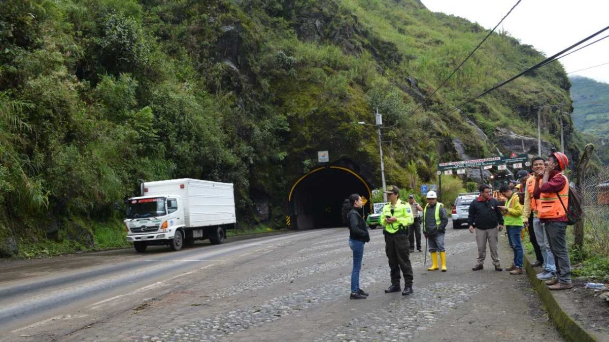 Técnicos escalaron la montaña para analizar la estabilidad de las rocas en Agoyán.
