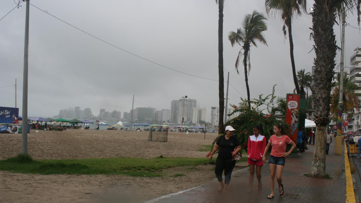 Los bañistas tuvieron que esperar a que escampe la lluvia.