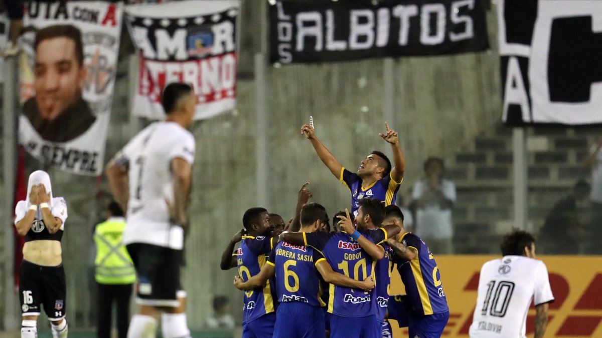 Jugadores del Delfín celebran su triunfo 2-0 ante el Colo Colo.