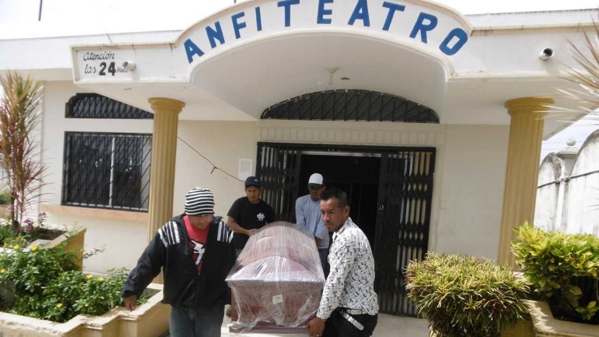 Policías de la Dinased llevaron detenida  a la  mujer que supuestamente estaría implicada en este hecho violento.