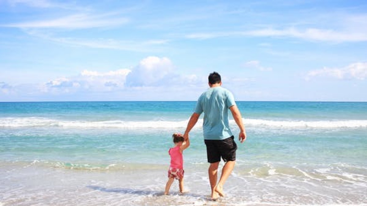 Ellos cantan, cocinan y sobre todo se preocupan el doble por sus hijos. Se trata de los padres que por cosas de la vida terminaron encargándose solos de casa.